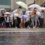 雨の中、傘を差して足早に歩く人たち＝２日午前、神戸市中央区元町通１（撮影・斎藤雅志）