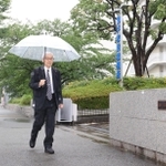 最高裁職員の説明を聞くため、神戸家裁に入る土師守さん＝２日午後、神戸市兵庫区（撮影・大森　武）