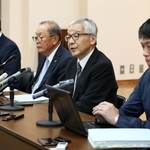 神戸連続児童殺傷事件の記録廃棄の経緯などについて最高裁から説明を受け、会見する土師守さん（右から２人目）＝２日午後、神戸市中央区橘通２（撮影・大森　武）