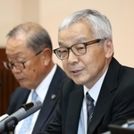 神戸連続児童殺傷事件の裁判記録廃棄について最高裁から説明を受け、会見する土師守さん（右）＝２日午後、神戸市中央区橘通２（撮影・大森　武）