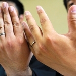 神前で結婚指輪を交換したゲイの２人＝３日午後、尼崎市内