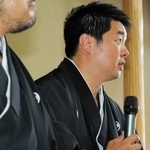 神社での結婚式を終え、会見で思いを語るゲイの２人＝３日午後、尼崎市内