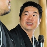 神社での結婚式を終え、会見で思いを語るゲイの２人＝３日午後、尼崎市内