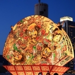 神戸の夜景をバックにミナト神戸に優雅な光をもたらした「弘前ねぷた」＝３日夜、神戸市中央区東川崎町１（撮影・鈴木雅之）