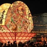 ミナト神戸にお目見えした弘前ねぷた＝３日夜、神戸市中央区東川崎町１のハーバーランド（撮影・鈴木雅之）