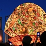 ポートタワーと競演する弘前ねぷた＝３日夜、神戸市中央区東川崎町１のハーバーランド（撮影・鈴木雅之）
