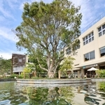 旧湊山小学校の運動場跡にあるニジマス釣り池。週末は多くの家族連れでにぎわう＝神戸市兵庫区雪御所町、みなとやま水族館（撮影・長嶺麻子）