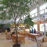 体育館跡を利用したフードホール＝神戸市兵庫区雪御所町