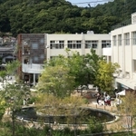 街や山の風景と溶け合った湊山小学校跡のネイチャースタジオ＝神戸市兵庫区雪御所町