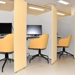 兵庫県庁の「モデルオフィス」に設けられたウェブ会議用のブース＝神戸市中央区中山手通６、県生田庁舎