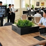 働き方改革に向けて設けられた兵庫県の「モデルオフィス」。斎藤元彦知事（右から２人目）もオンライン会議に臨んだ＝県生田庁舎