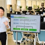 兵庫県職員の働き方改革に向け、「モデルオフィス」の取り組みを説明する斎藤元彦知事＝県生田庁舎