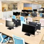 兵庫県職員の働き方改革に向けて設けられた「モデルオフィス」。さながらコワーキングスペースのような雰囲気だ＝神戸市中央区中山手通６、県生田庁舎