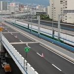 １９日間にわたる大規模工事が終盤を迎え、真新しいアスファルトで覆われた阪神高速３号神戸線＝神戸市中央区
