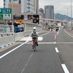 工事終盤を迎え、真新しいアスファルトで覆われた阪神高速３号神戸線。作業員らは自転車などで行き来する＝神戸市中央区