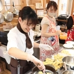 食べやすさと見た目にこだわった嚥下食などの食事会を開く川端恵里さん（左）＝尼崎市武庫元町１