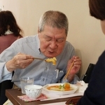 食べづらさを抱える人も笑顔で食事を楽しんだ＝尼崎市武庫元町１