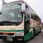 神戸・三宮に向けてＪＲ浜坂駅を出発する全但バスの高速バス＝兵庫県新温泉町浜坂（撮影・斎藤　誉）