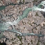 独特の形状の岩肌で、激流が白波を立てる闘竜灘＝加東市上滝野