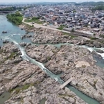 ごつごつした岩肌が広がる闘竜灘＝加東市上滝野