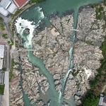 川幅いっぱいに広がる岩肌＝加東市上滝野