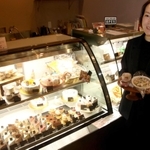 アレルギー対応のスイーツを並べる店舗で「選ぶ体験をしてほしい」と話す武市圭さん＝西宮市東町１