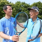 ベテランテニスのランキングで親子による日本一を達成した大崎浩さん（左）と父一雄さん＝神戸市西区神出町東、天王山倶楽部