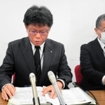 ＵＳＢメモリー紛失問題でビプロジー社に対して損害賠償請求をしたことを報告する上町和生・総務局企画管理課長（左）＝９日午前、尼崎市役所