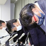 個人情報が入ったＵＳＢの紛失について陳謝する「ビプロジー」の幹部ら＝２０２２年６月２４日、尼崎市役所