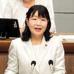 明石市議会本会議で所信表明する丸谷聡子市長＝明石市中崎１