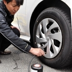 住友ゴム工業のパンク修理キット。自動車のシガーソケットにつないでコンプレッサーのスイッチを入れると、自動で修理剤と空気がタイヤに注入される＝伊丹市瑞穂町２