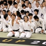自分たちの名前を冠した柔道教室を開いた阿部一二三選手（左）と詩選手。兄は「現役中にやることに意味がある」と語った＝１０日午後、姫路市西延末、兵庫県立武道館