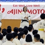 自分たちの名前を冠した柔道教室で参加児童の質問に答えた一二三（左）と詩の阿部きょうだい＝１０日午後、姫路市西延末、兵庫県立武道館