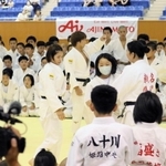阿部一二三（中央）と阿部詩（中央左）の阿部きょうだいが開いた柔道教室＝１０日午後、姫路市西延末、兵庫県立武道館