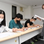 日本語能力試験の教材で勉強するベトナム人の男女。いずれも今春から神戸市内の介護施設で働き、週に１度は社会福祉法人職員から日本語の指導を受けている＝６月１日、神戸市兵庫区大開通８