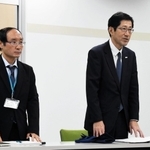 報告書の提出を受け、被害者との面談に望んだ長田淳教育長（右）ら＝12日午後、神戸市内