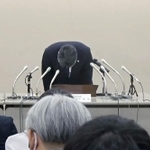 裁判所は当初、問題への対応を甘く見ていた節がある。神戸新聞が神戸連続児童殺傷事件の全記録廃棄を報じたのは、昨年１０月２０日。神戸家裁は「適切ではなかった」とコメントしたが、「現在の特別保存（永久保存）の運用からすると」と、あえて前置きした。最高裁も「当時は特別保存の選定手順などを具体的に定めた運用要領はなかった」と強調した。記録廃棄問題は、「既に終わった話」とする思惑がにじんでいた。