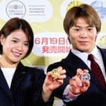 パリ五輪・パラリンピック公式記念コインを手にする阿部一二三選手（右）と詩選手＝１４日午後、東京都港区、フランス大使公邸