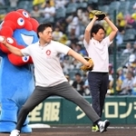 ファーストピッチセレモニーを行う吉村洋文大阪府知事（手前）と斎藤元彦兵庫県知事＝１４日午後、西宮市の甲子園球場
