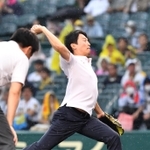 ファーストピッチセレモニーを行う大阪府の吉村洋文知事（手前）と兵庫県の斎藤元彦知事＝１４日午後、西宮市の甲子園球場（撮影・中田匡峻）