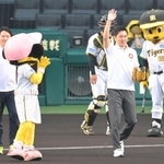 ファーストピッチセレモニーに登場する兵庫県の齋藤元彦知事（左）と大阪府の吉村洋文知事＝１４日午後、西宮市の甲子園球場（撮影・高部洋祐）