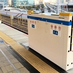ＪＲ西日本が兵庫県内で整備を進める昇降式のホーム柵＝神戸市中央区、神戸駅５番ホーム（同社提供）