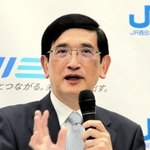 駅のバリアフリー設備の整備計画を発表するＪＲ西日本の長谷川一明社長＝１４日午後、大阪市北区