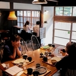 橋本正人さん、愛さん夫妻が経営するカフェ「暖木（のんき）」の店内＝赤穂市坂越