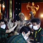 四天王像の一つ、増長天の木像を運びだす美術品輸送業者＝１５日午後、姫路市書写の書写山円教寺（撮影・辰巳直之）