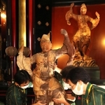 四天王像の一つ、増長天の木像を運びだす美術品輸送業者＝１５日午後、姫路市書写の書写山円教寺（撮影・辰巳直之）