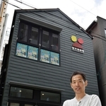 「聖天通劇場」の前に立つ永井秀樹さん＝５月、大阪市福島区