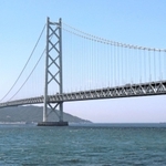 ２０２２年度の交通量が過去最多を更新した明石海峡大橋＝神戸市垂水区