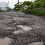 穴だらけの県道長坂垂水線＝神戸市垂水区多聞町と同市西区伊川谷町長坂の境界付近（撮影・中西幸大）