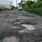 穴だらけの県道長坂垂水線＝神戸市垂水区多聞町と同市西区伊川谷町長坂の境界付近（撮影・中西幸大）